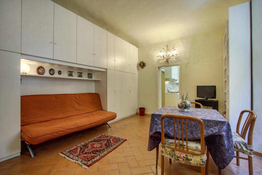 フィレンツェにあるPiazza San Remigioのリビングルーム(ソファ、テーブル付)