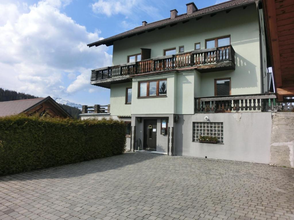 a house with a balcony and a driveway at Berliner Ecke in Mariazell