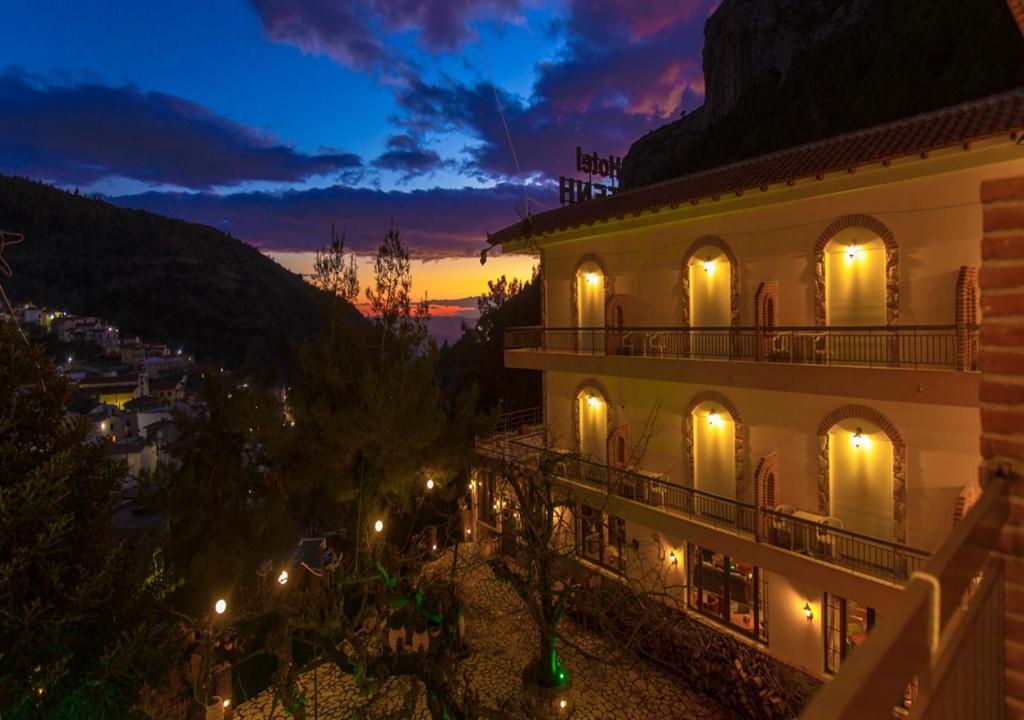Nespecifikovaný výhled na hory nebo výhled na hory při pohledu z hotelu