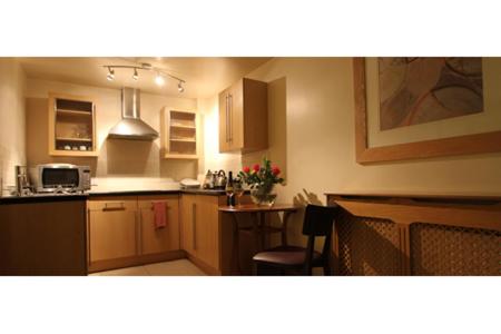A kitchen or kitchenette at Thameside Hotel 