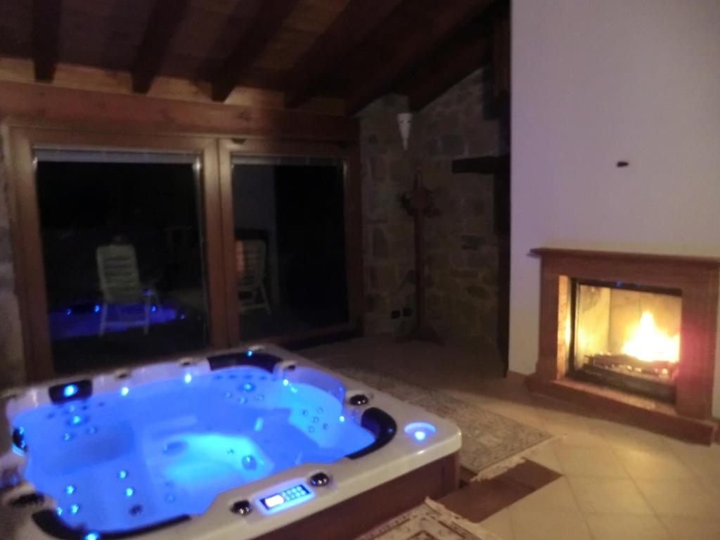 a jacuzzi tub in a room with a fireplace at B&B Le Peschiere in Montefiorino