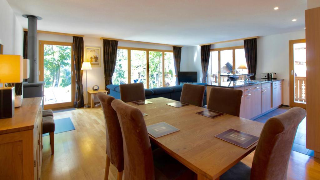 uma sala de estar com uma mesa de madeira e um sofá em Chalet Fortuna 2 em Wengen