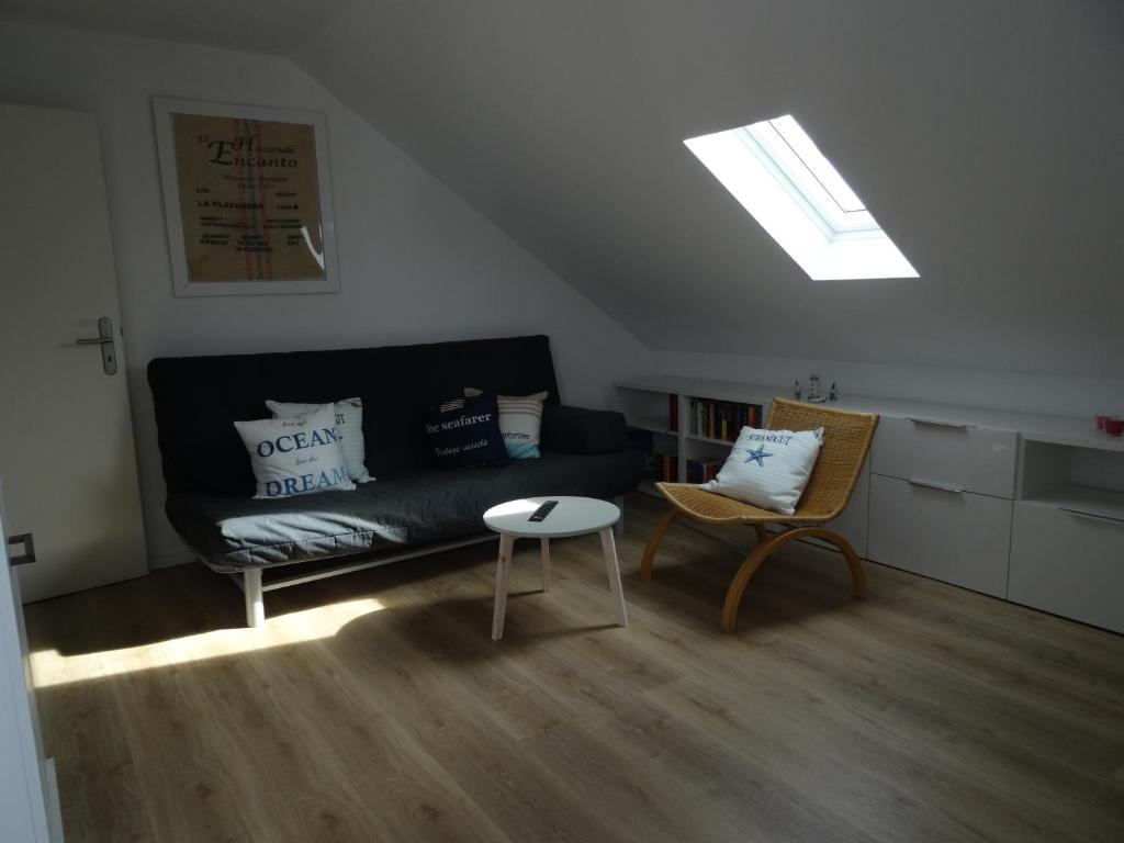 ein Wohnzimmer mit einem Sofa und einem Tisch in der Unterkunft Ferienwohnung Rhein-Main in Flörsheim