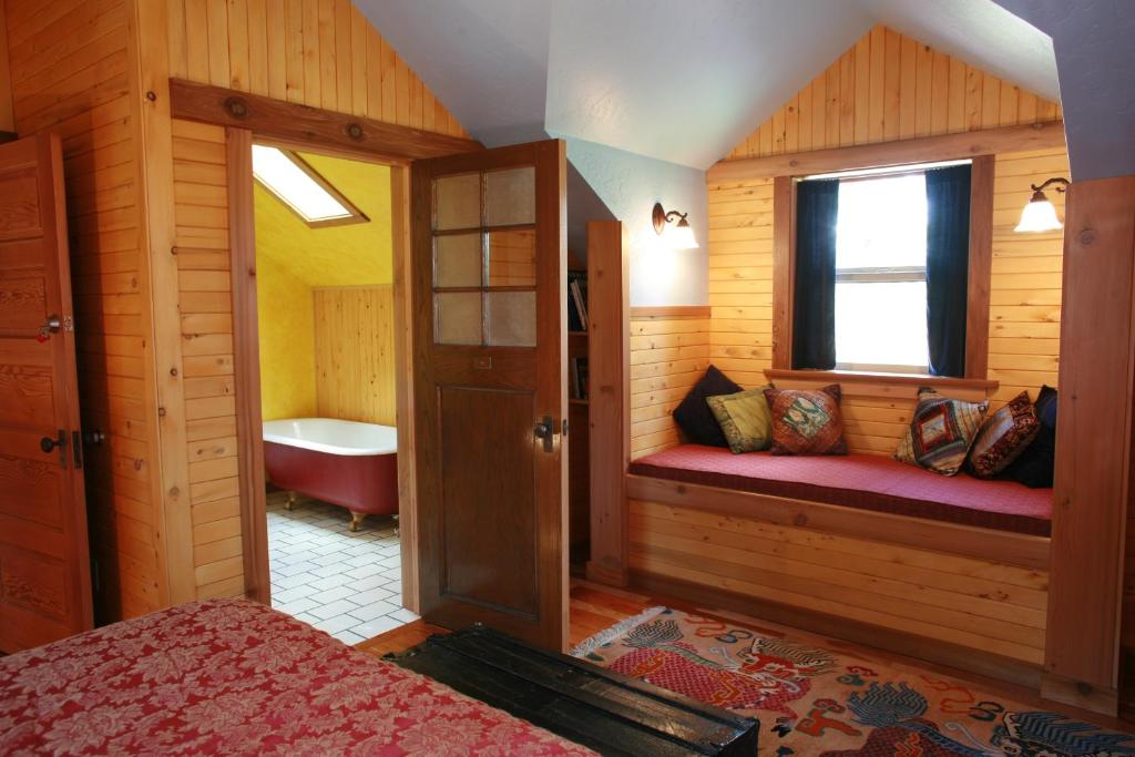 Postel nebo postele na pokoji v ubytování Juniper Lane Guest House