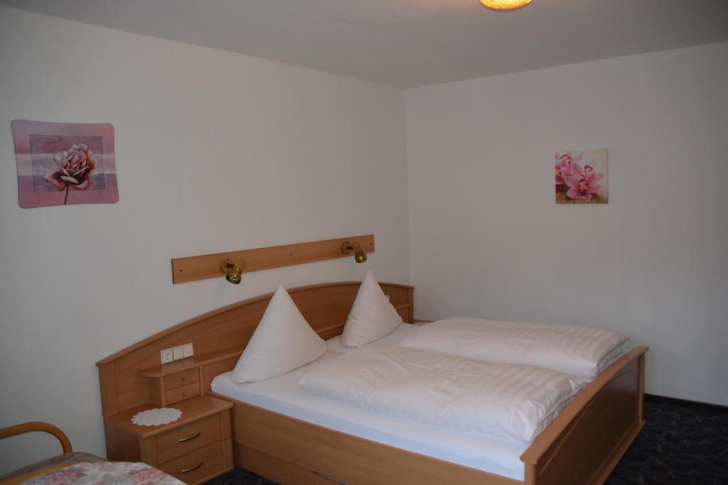 Postel nebo postele na pokoji v ubytování Decker's Bio Hotel zum Lamm