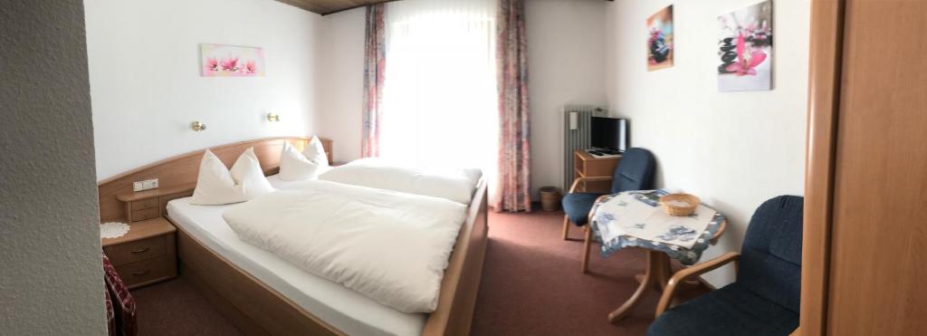 Postel nebo postele na pokoji v ubytování Decker's Bio Hotel zum Lamm
