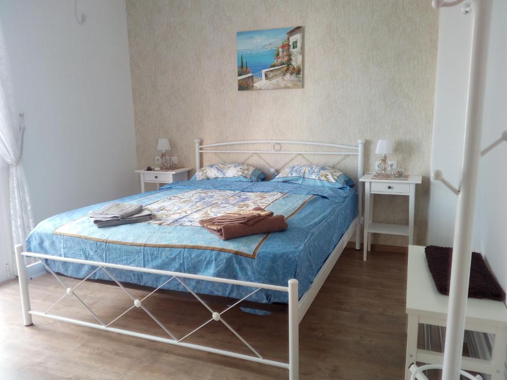 een slaapkamer met een wit bed en 2 nachtkastjes bij Apartment "Happiness" near metro and center in Athene