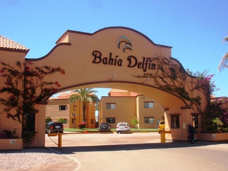 un bâtiment avec un panneau indiquant balilla delfin dans l'établissement Condominio en Bahia Delfin, à San Carlos