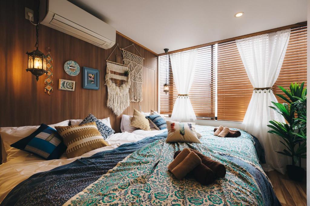 Un dormitorio con una cama grande con animales de peluche. en Aqua cite KITAHAMA, en Osaka
