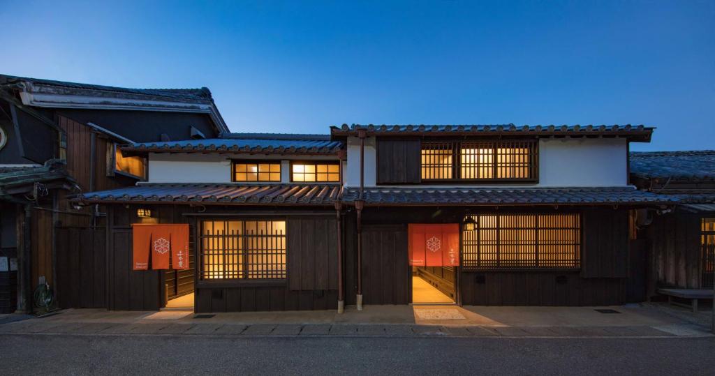 una casa asiática con puertas y ventanas al atardecer en SenzanAn Kitamachi, en Yuasa