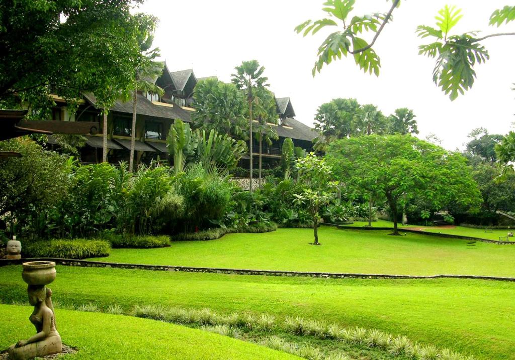 Um jardim em Novotel Bogor Golf Resort