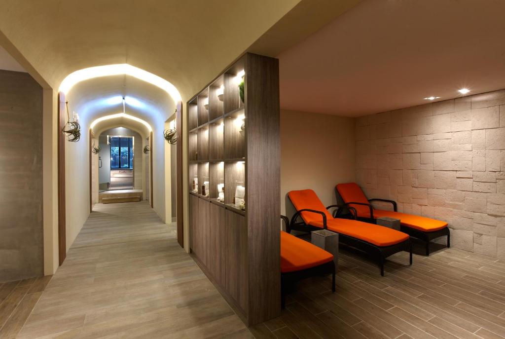 a waiting room with orange chairs and a corridor at Yang Ming Shan Tien Lai Resort &amp; Spa in Jinshan