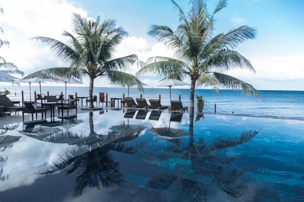 Hồ bơi trong/gần The Palmy Phu Quoc Resort & Spa