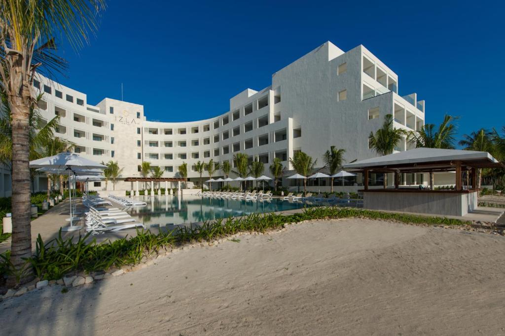 A piscina localizada em Izla Beach Front Hotel ou nos arredores