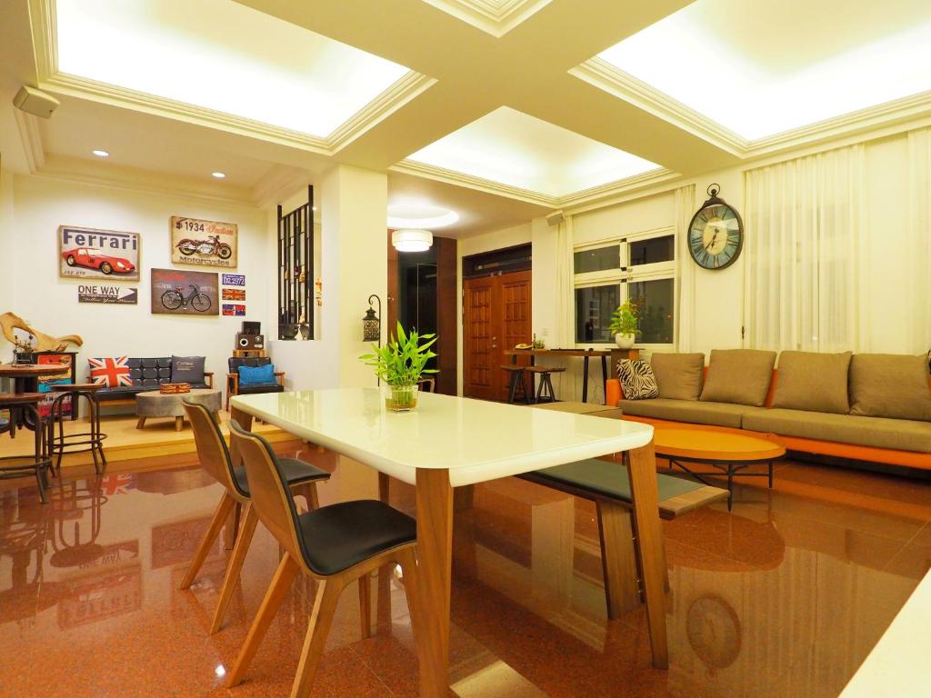 un soggiorno con tavolo e sedie di Nature House Homestay a Dongshan