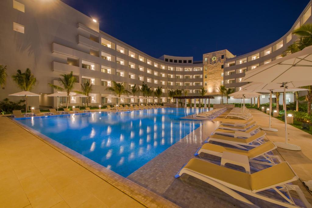 A piscina localizada em Izla Beach Front Hotel ou nos arredores