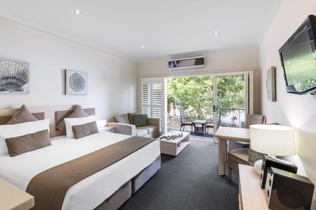 TV a/nebo společenská místnost v ubytování Oaks Port Stephens Pacific Blue Resort