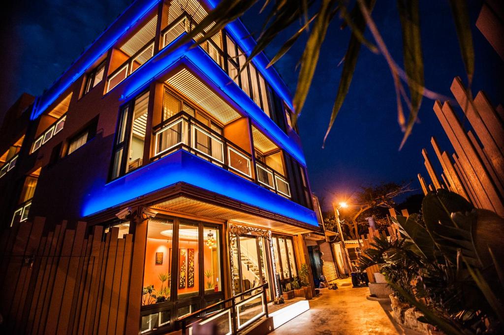 南灣的住宿－南灣夢想家精緻旅店，建筑的侧面有蓝色的灯光