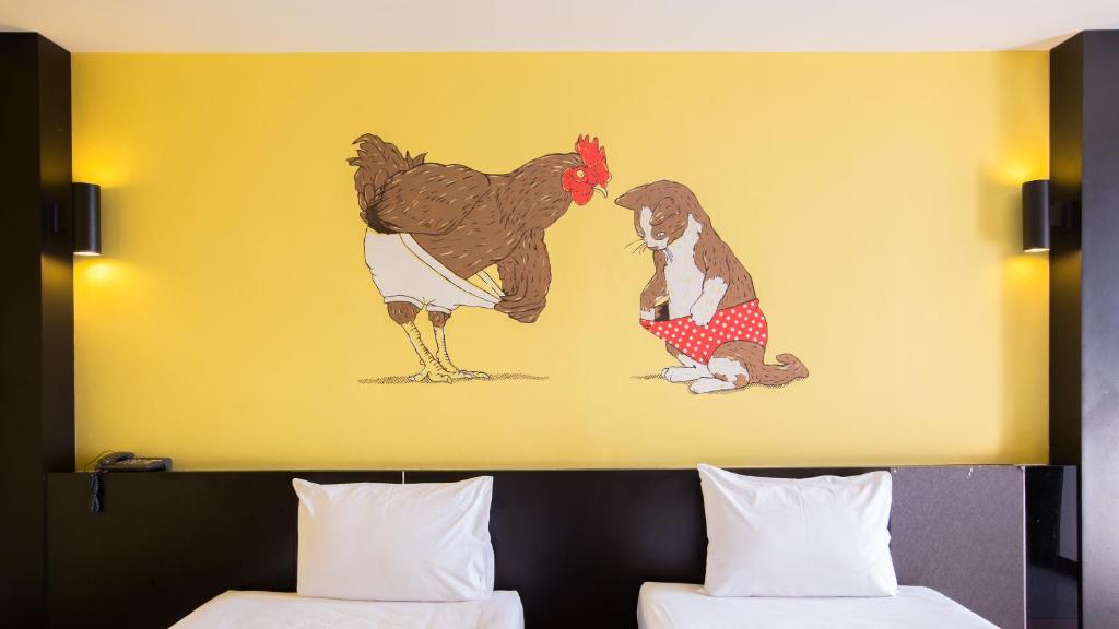 Postel nebo postele na pokoji v ubytování Pen Ta Hug Hotel