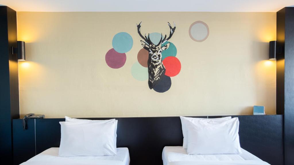 Postel nebo postele na pokoji v ubytování Pen Ta Hug Hotel
