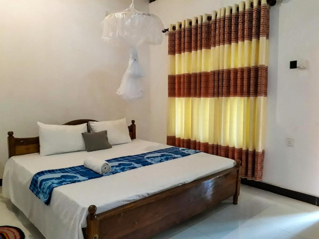 เตียงในห้องที่ Sigiri Binara Villa