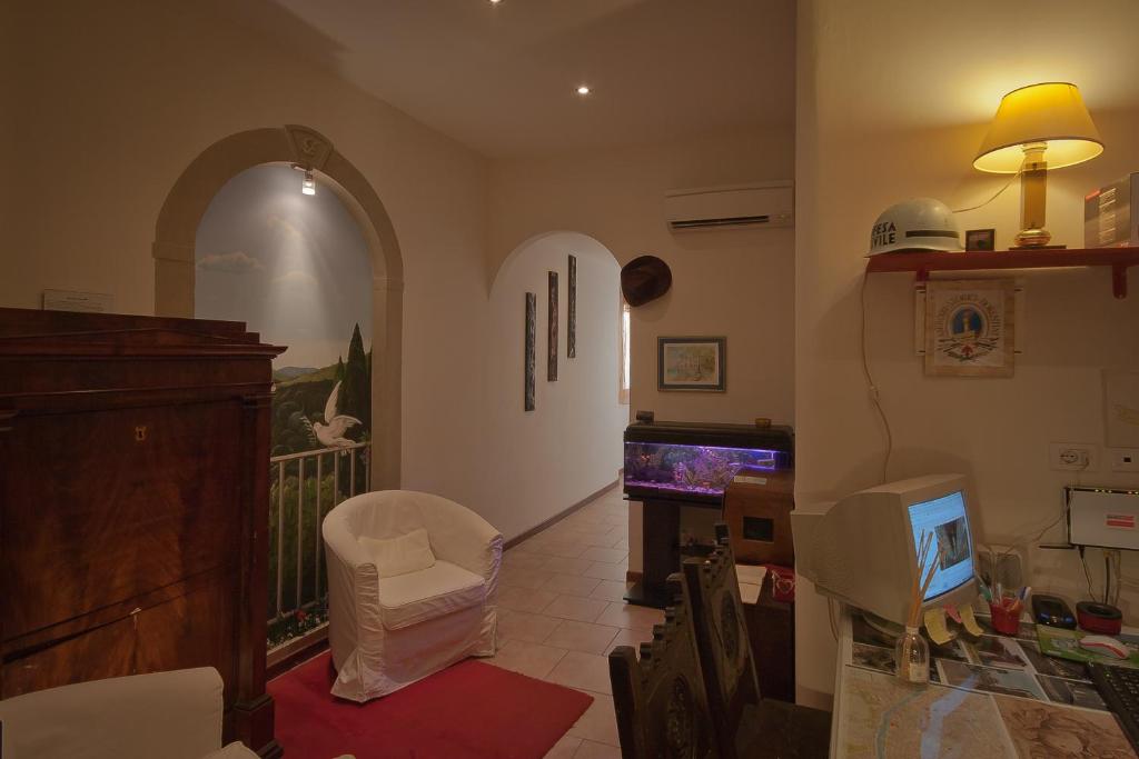 een woonkamer met een boog en een kamer met een tv bij Casa Billi in Florence