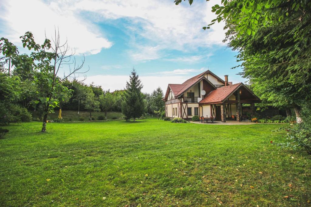 En have udenfor Conacul din Vale