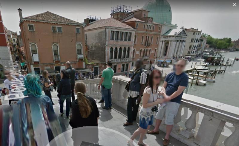 un grupo de personas de pie en un puente sobre un río en casettaveneziana02704, en Venecia