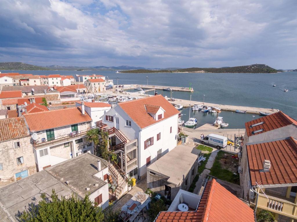 une vue aérienne sur une ville avec un port dans l'établissement Apartment Milivoj, à Betina