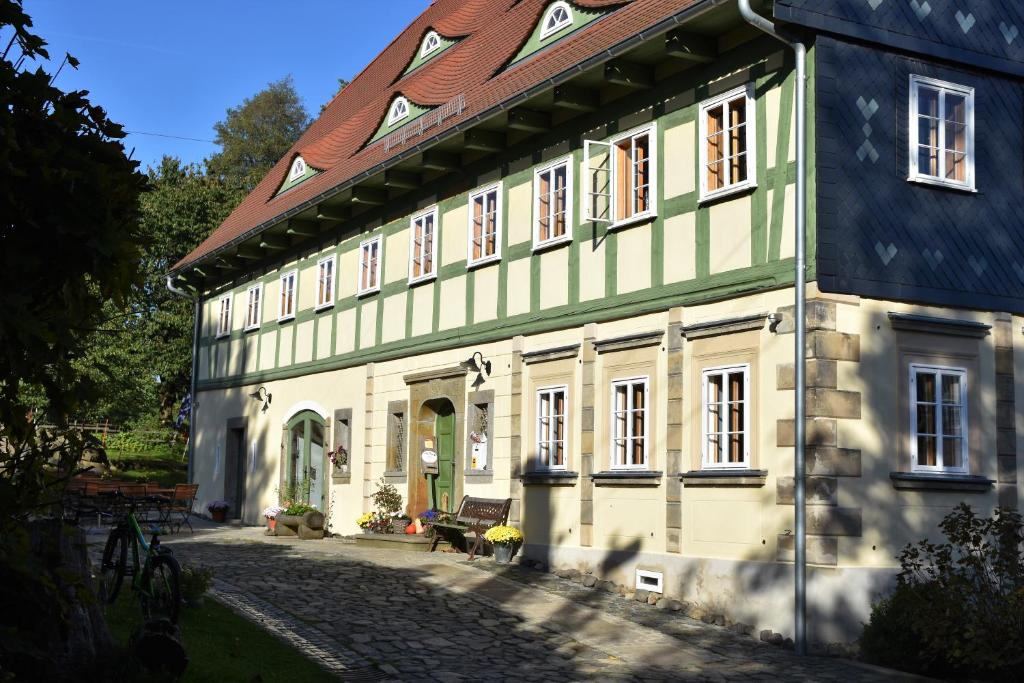 a green and white building with a red roof at Grünsteinhof - Wohnung Rotstein in Habrachćicy