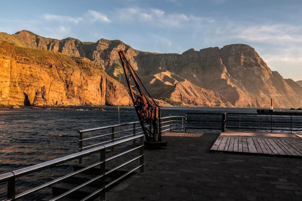 a view of the water with mountains in the background at Casa Lola in Agaete