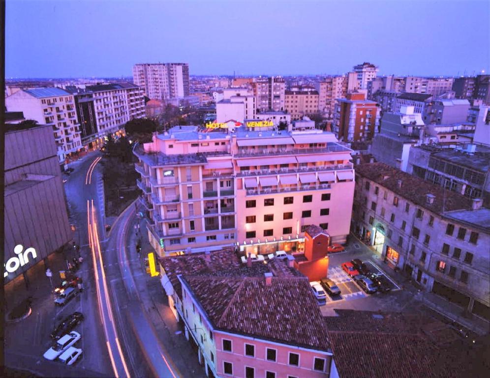 einen Blick über eine Stadtstraße mit Gebäuden in der Unterkunft Hotel Venezia in Mestre