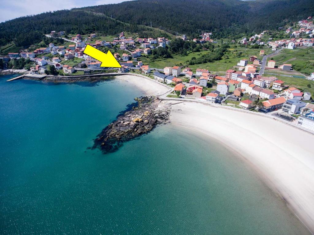 an aerial view of a beach with a yellow arrow at Paseo do Mar 2 in Ézaro