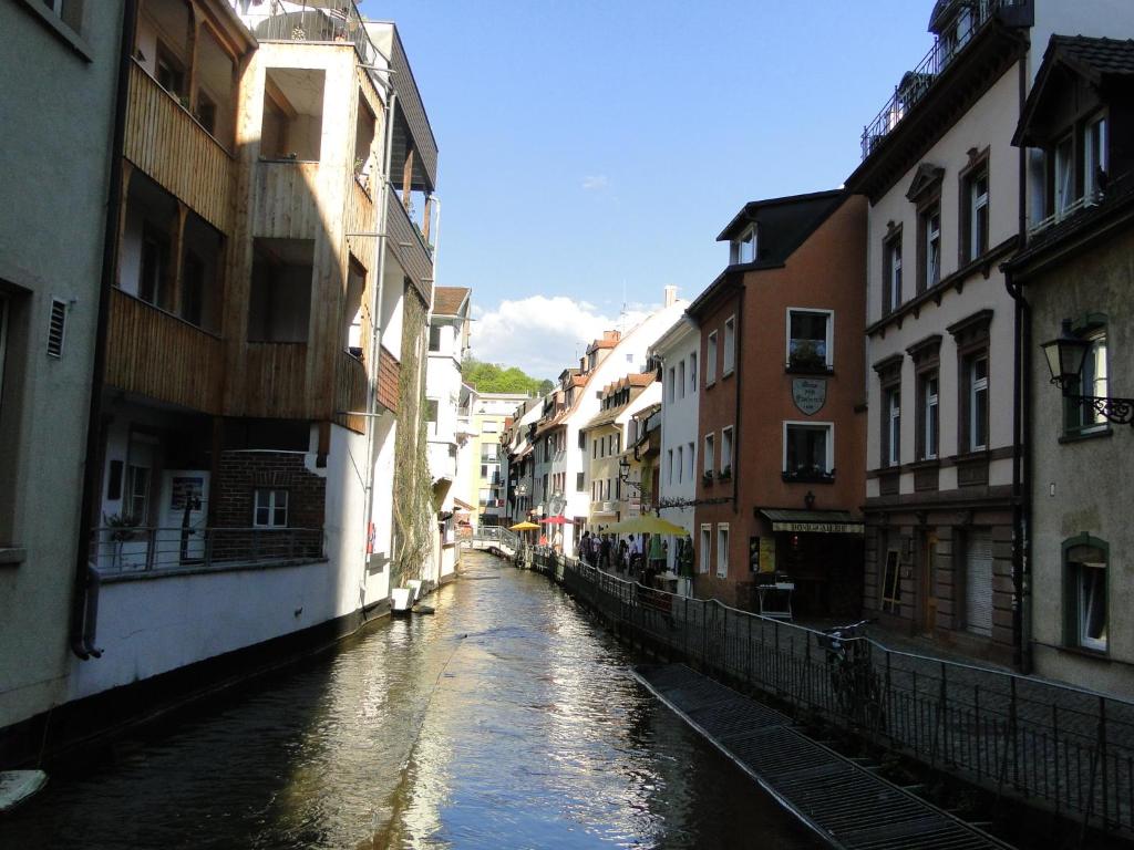 um canal estreito numa cidade com edifícios de cada lado em Altstadtsuite City Center em Friburgo em Brisgóvia