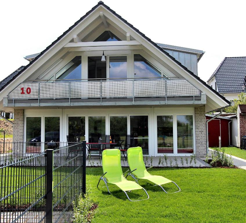 ゲーレン・レビンにあるSTRANDHAUS _ EG_Fewoの家の前に座る緑の椅子2脚