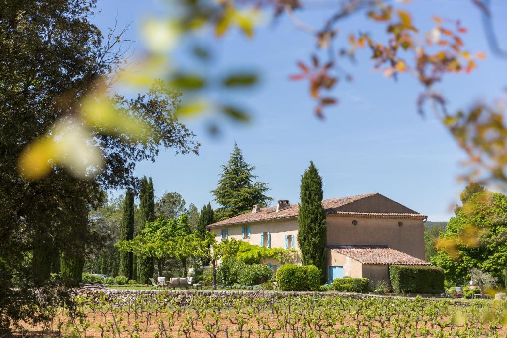 Saint Antonin du VarにあるDomaine du Clos d'Alari-chambres d'hôtes au milieu des vignesの前庭付きの家