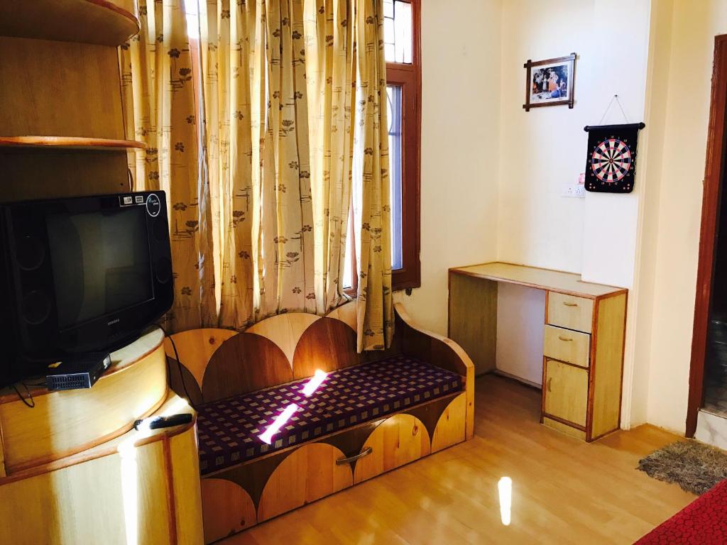 RidgeView Homestay near Lakkar Bazar - Apartamento Con Mountain View