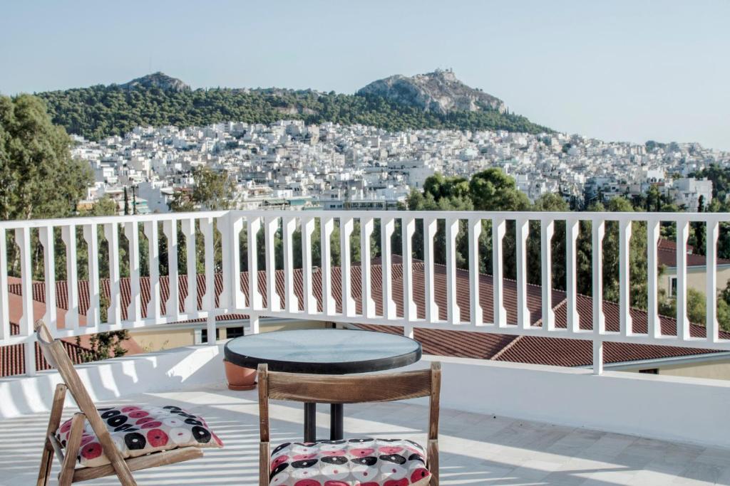 アテネにあるTop floor studio with endless viewの景色を望むバルコニー(テーブル、椅子付)