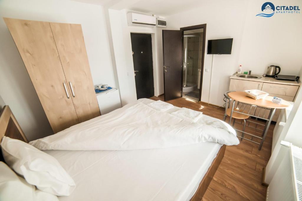 Postel nebo postele na pokoji v ubytování Citadel Aparthotel
