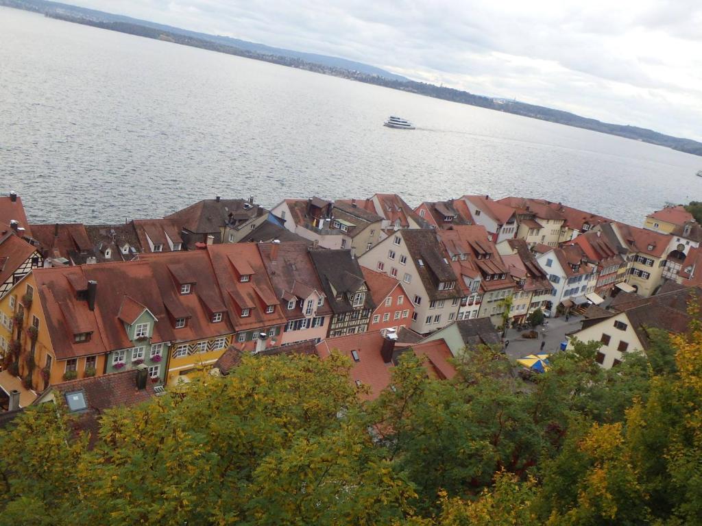 una vista aérea de una ciudad junto al agua en Ferienwohnung Meersburg 30m vom Bodensee, en Meersburg
