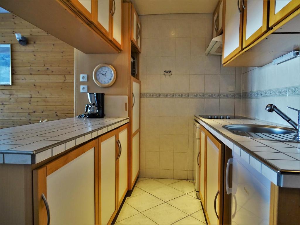 Kuchyň nebo kuchyňský kout v ubytování Appartements in Roc de Peclet by PiaundDirk
