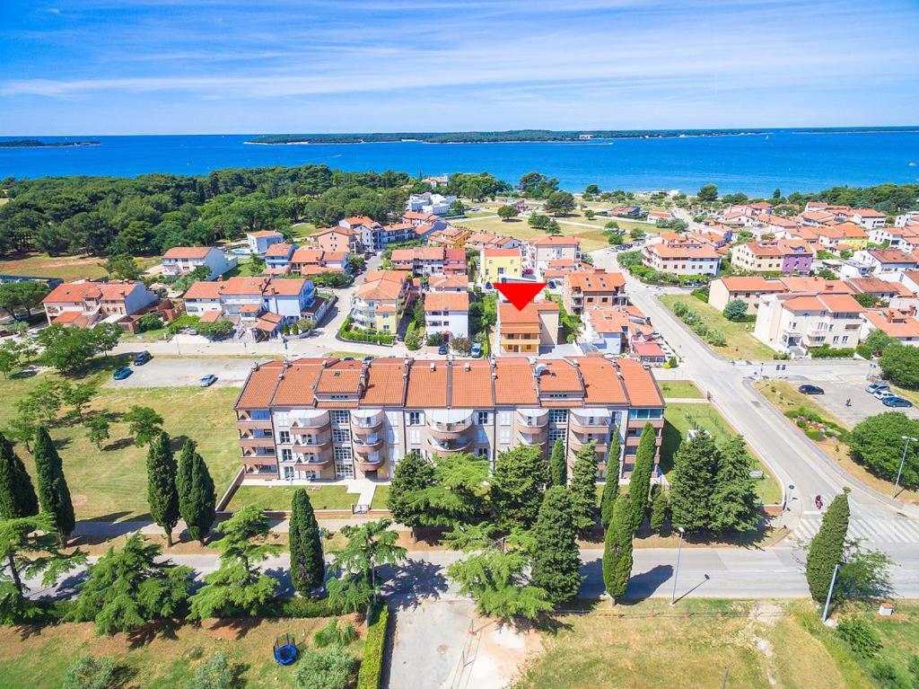 - une vue aérienne sur un complexe avec un toit rouge dans l'établissement Casa Rados Fazana, à Fažana