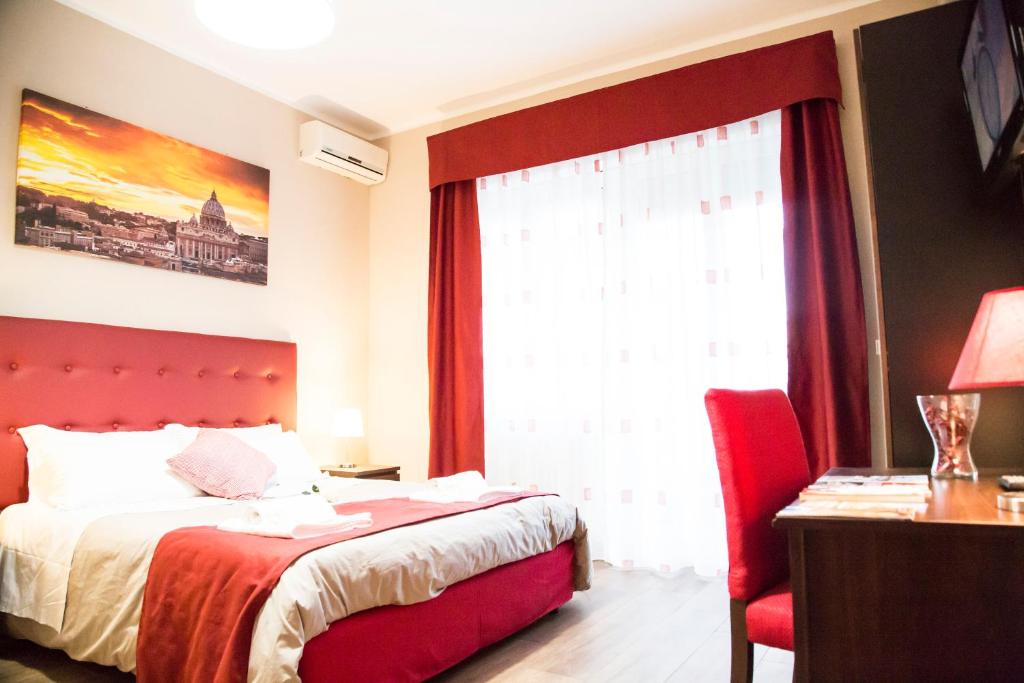 ローマにあるVatican Suite 383のベッドルーム1室(赤いベッド1台、赤い椅子付)