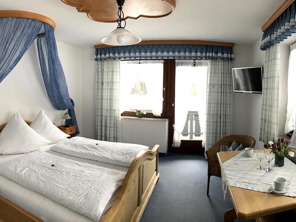 Postel nebo postele na pokoji v ubytování Gästehaus Pointner