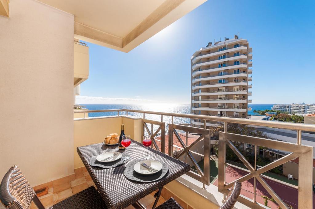 Falesia Apartment - Pool & Sea View by LovelyStay
