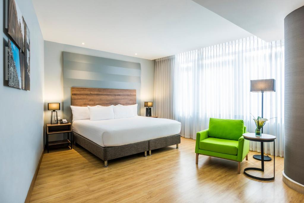 La Quinta by Wyndham Medellin - King Room