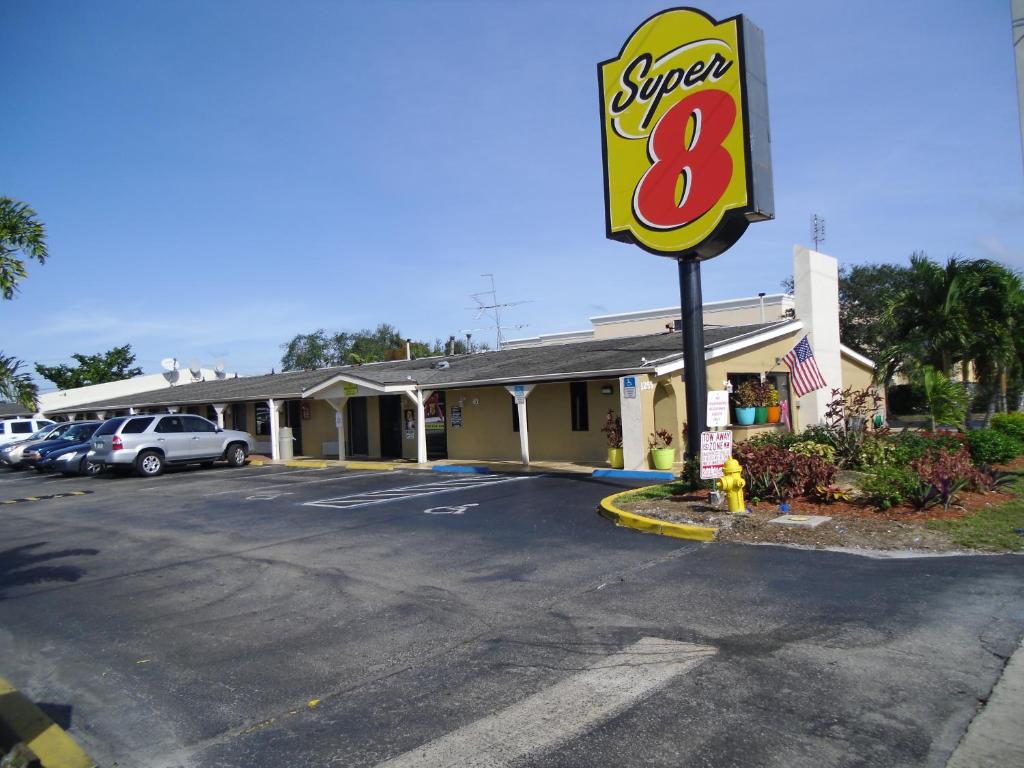 Super 8 by Wyndham Lantana West Palm Beach في لانتانا: لافته لسرعة مطعم ٨ في مواقف السيارات