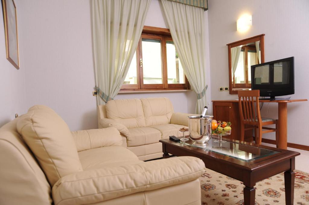 TV a/nebo společenská místnost v ubytování Astura Palace Hotel