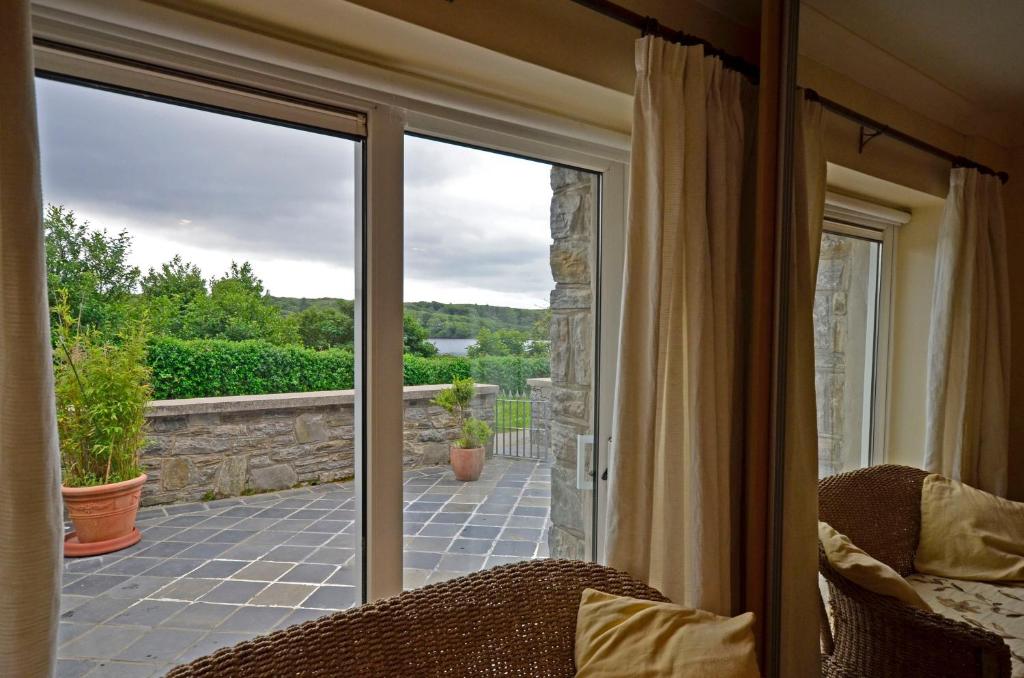 d'une porte coulissante en verre avec vue sur la terrasse. dans l'établissement Apartment 263 - Clifden, à Clifden