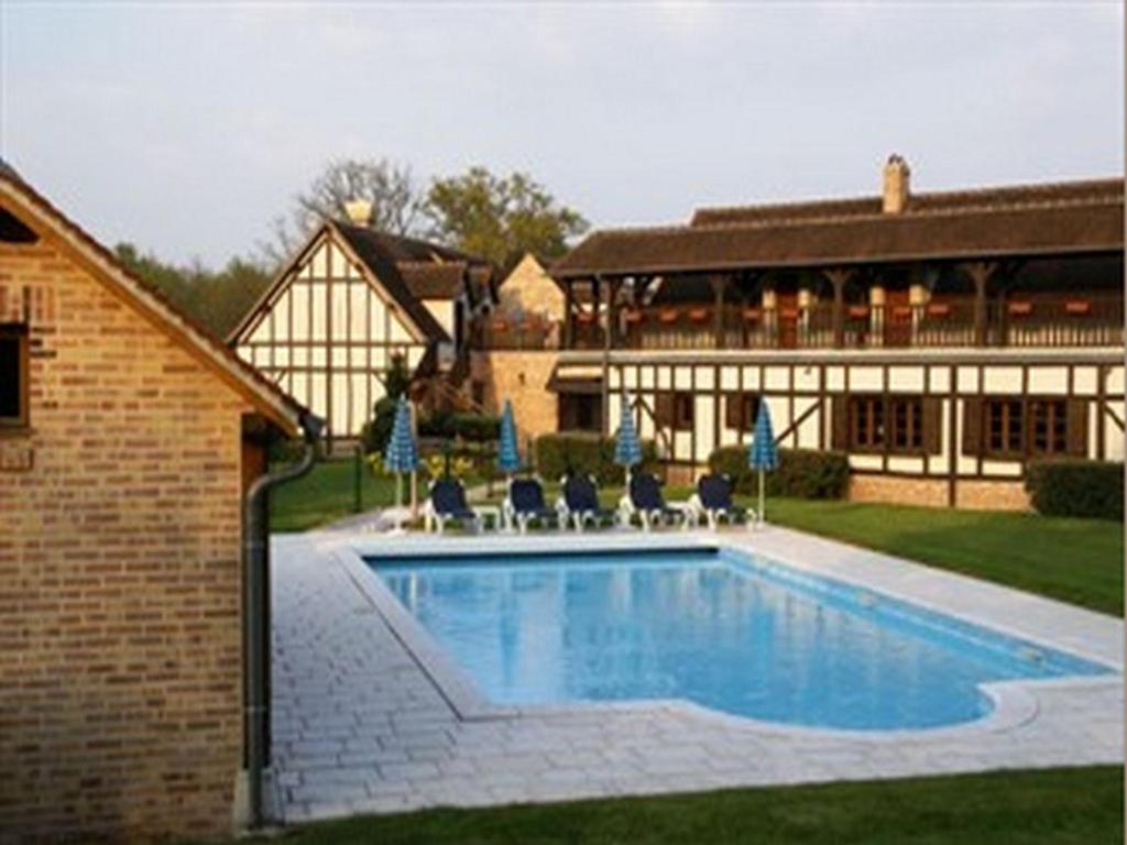 Bazén v ubytování L'Orée des Chênes, The Originals Relais nebo v jeho okolí